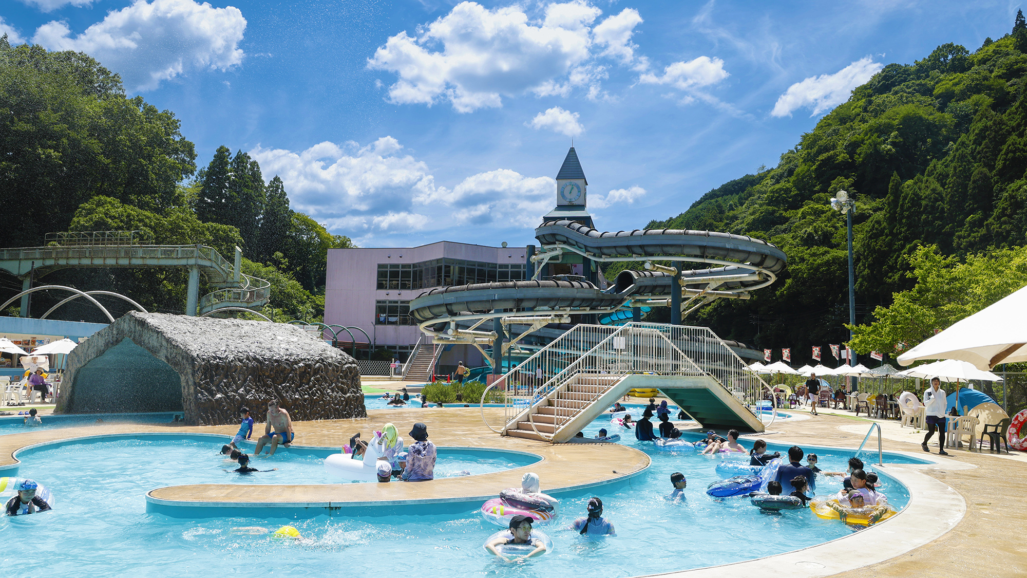 【ウォーターパーク】笑顔あふれる水の冒険♪青空の下で涼やに！