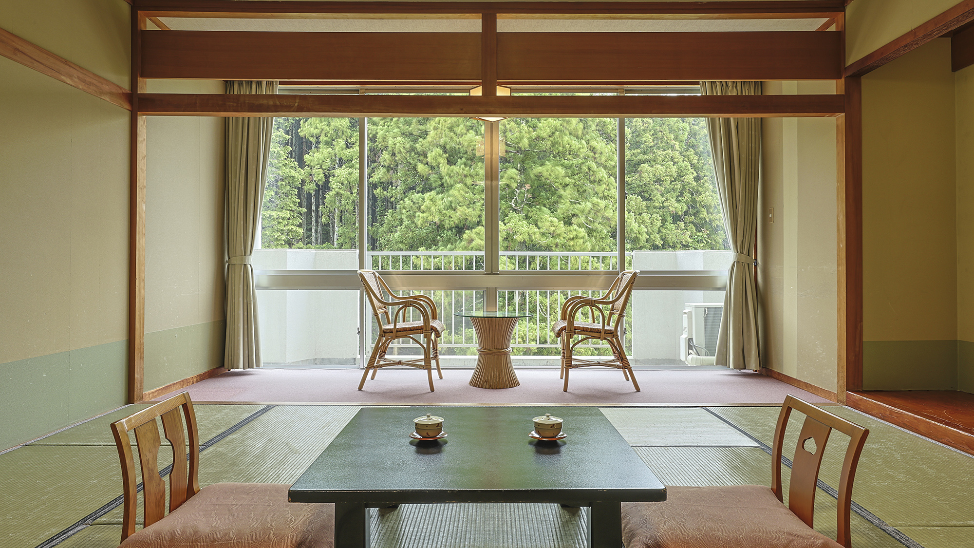 和室12.5畳｜まばゆい緑に心癒す広縁付