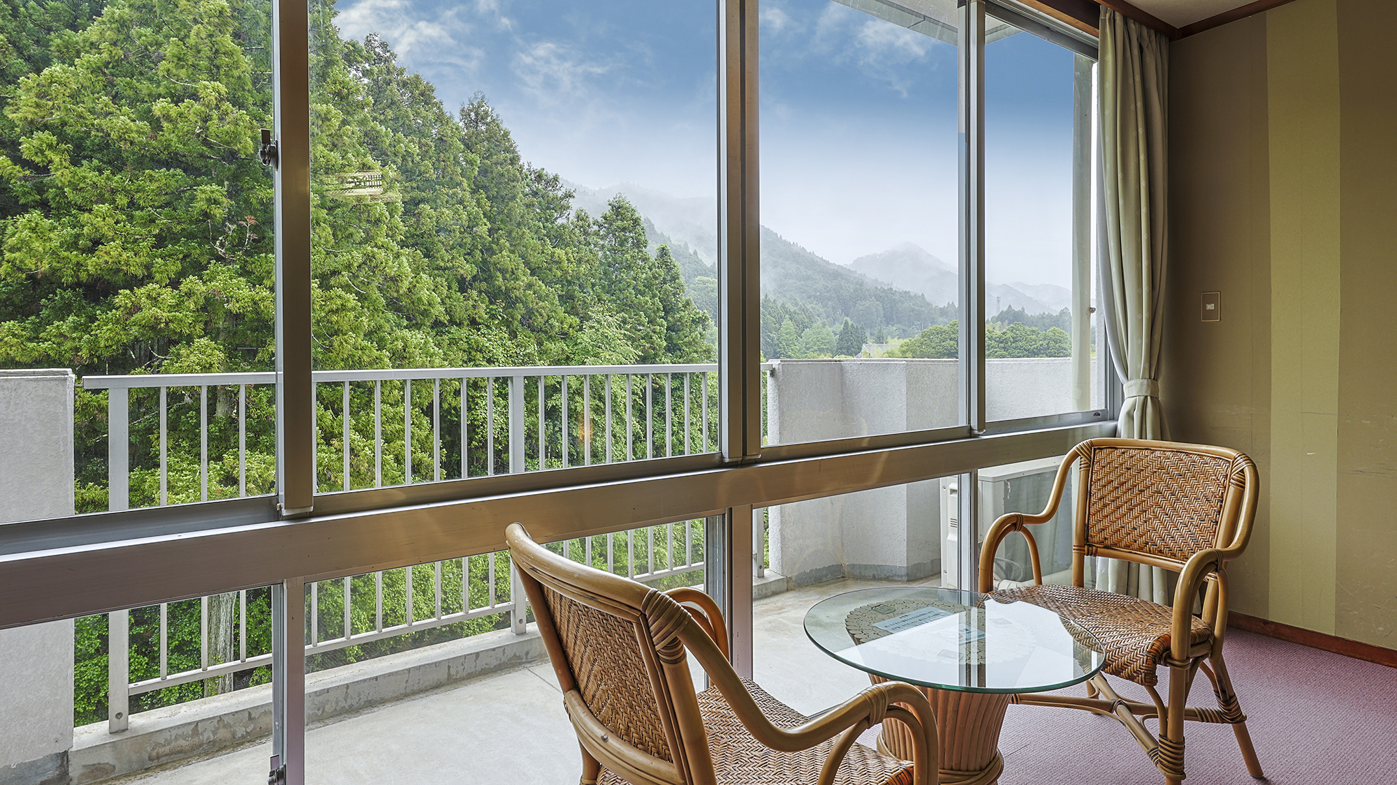 和室12.5畳｜まばゆい緑に心癒す広縁付