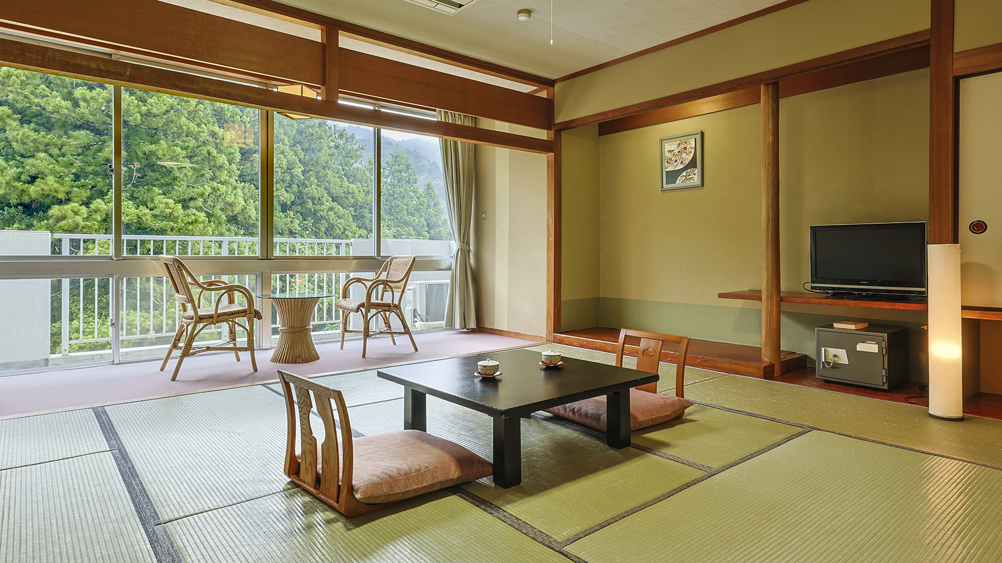 和室12.5畳｜まばゆい緑に心癒す広縁付