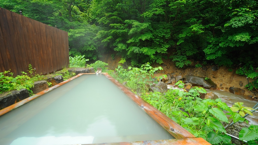 【桧露天風呂】渓流沿いにあり、源泉100％かけ流しの湯。宿泊者のみ貸切も可能