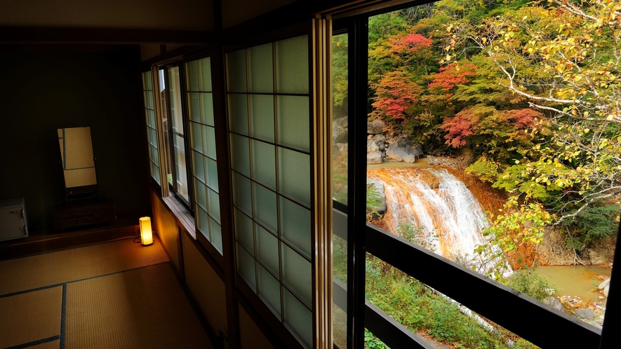 川側客室から眺める紅葉例