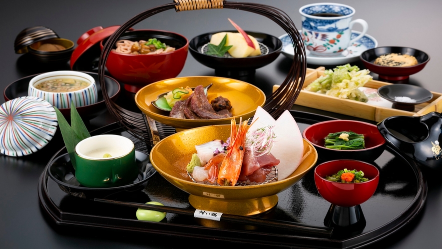 【日本料理　対い鶴】地元のお客様に好評のランチメニューも充実しております。
