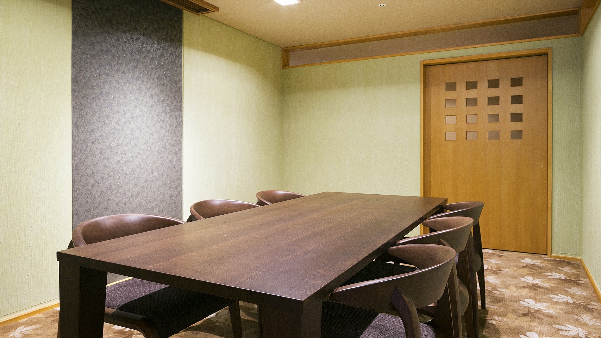 【日本料理　対い鶴】半個室「葵」プライベート空間でお食事が可能な半個室もご用意しております。