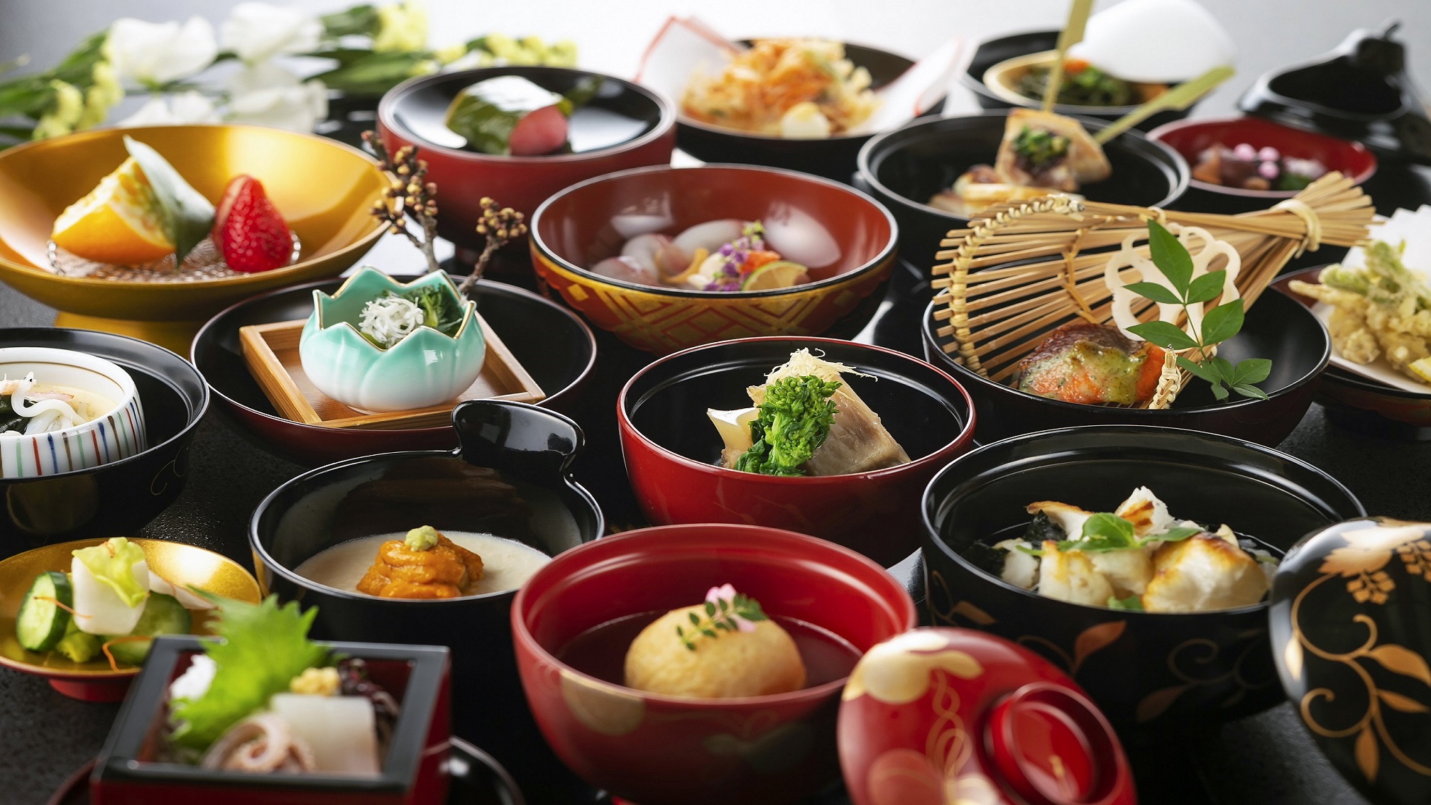 【日本料理　対い鶴】いわての旬を大切に季節の幸を少しずつ盛り込んだ「わんこ膳」。