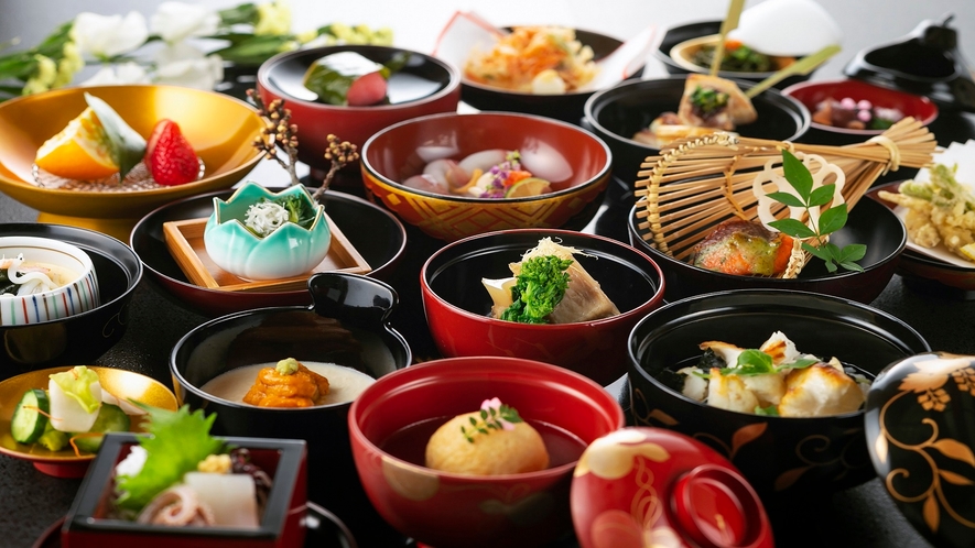 【日本料理　対い鶴】いわての旬を大切に季節の幸を少しずつ盛り込んだ「わんこ膳」。