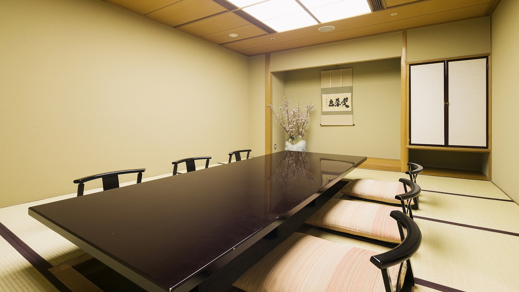【日本料理　対い鶴】掘り炬燵のお座敷でゆっくりくつろげる個室「開運」