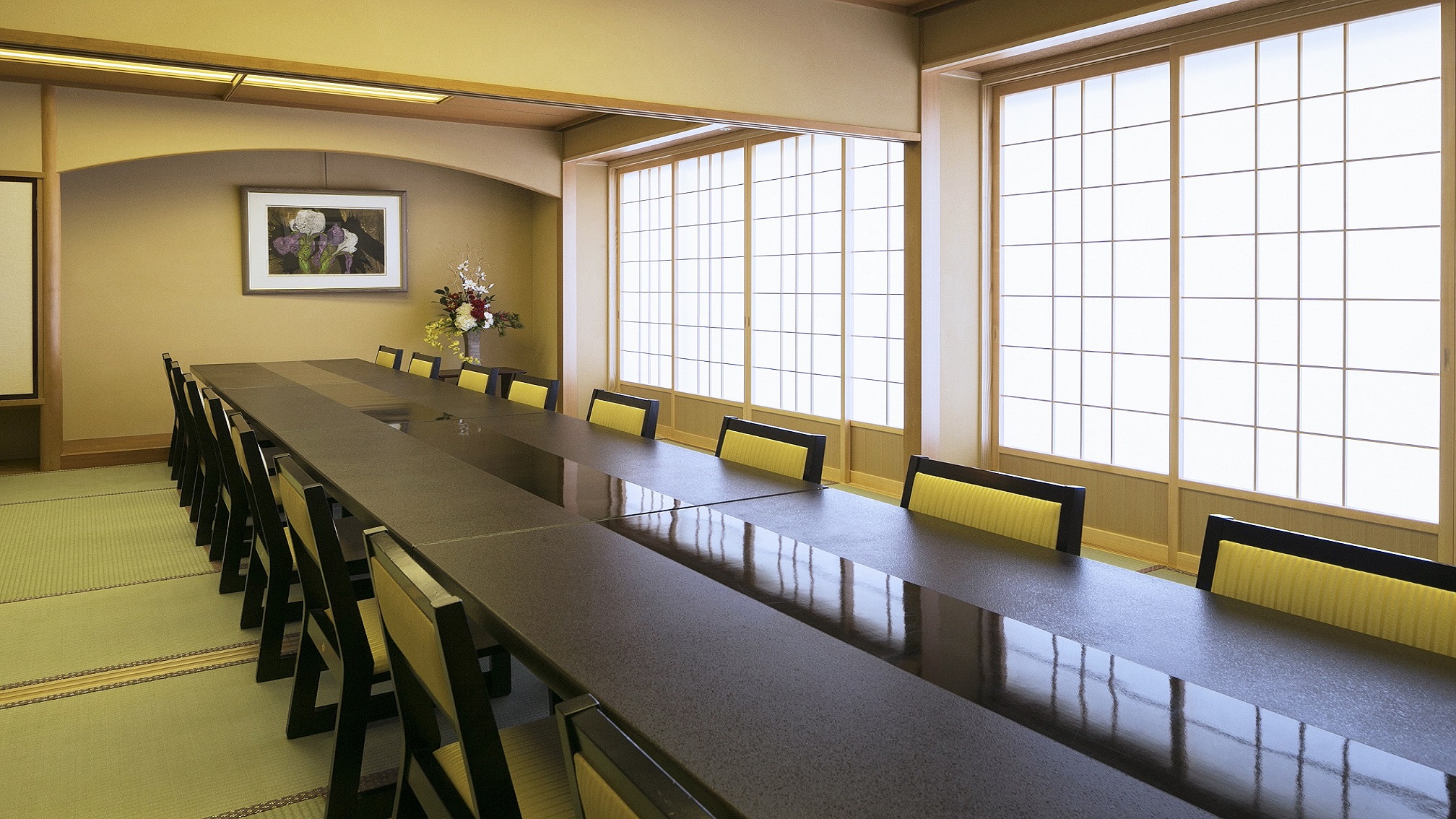 【日本料理　対い鶴】お座敷に椅子席を用意した個室「旭／夕顔瀬」。仕切りにより6名様の個室になります。