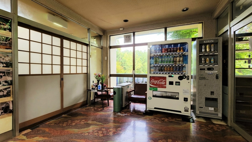 【館内】フロントロビー。自販機、電子レンジ、簡単なコーヒーセットご用意しております。