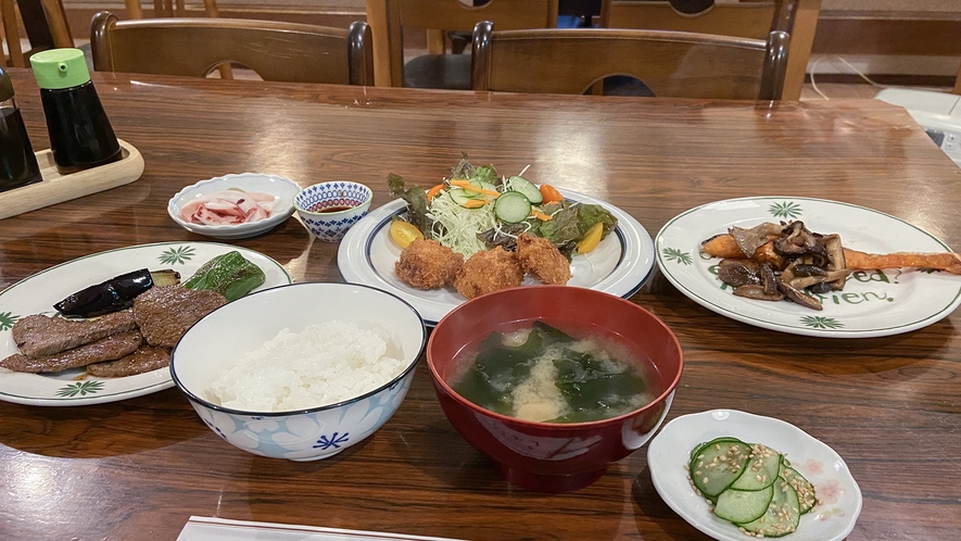 *【夕食一例】バランスのよいお食事をご用意！家庭的なメニューで心もお腹も満足。