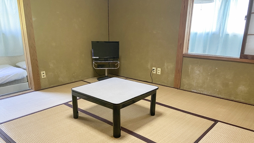 *【客室一例】和室にもベッドをご用意！広々としたお部屋なので、グループでもご利用いただけます！