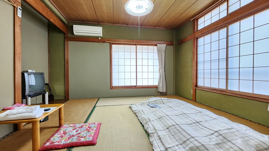 #和室8畳　大きな窓は開放的な雰囲気