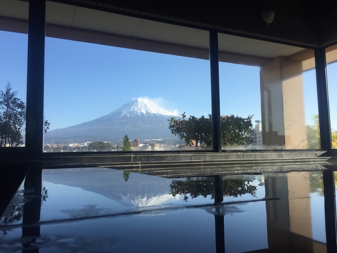 富士山一望展望風呂　逆さ富士