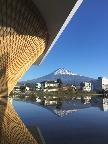 富士山と富士山世界遺産センターと逆さ富士