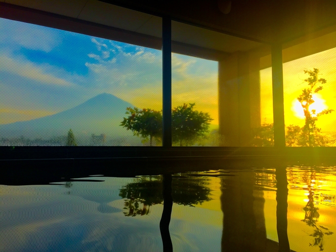 富士山一望展望風呂　からの富士山朝焼け