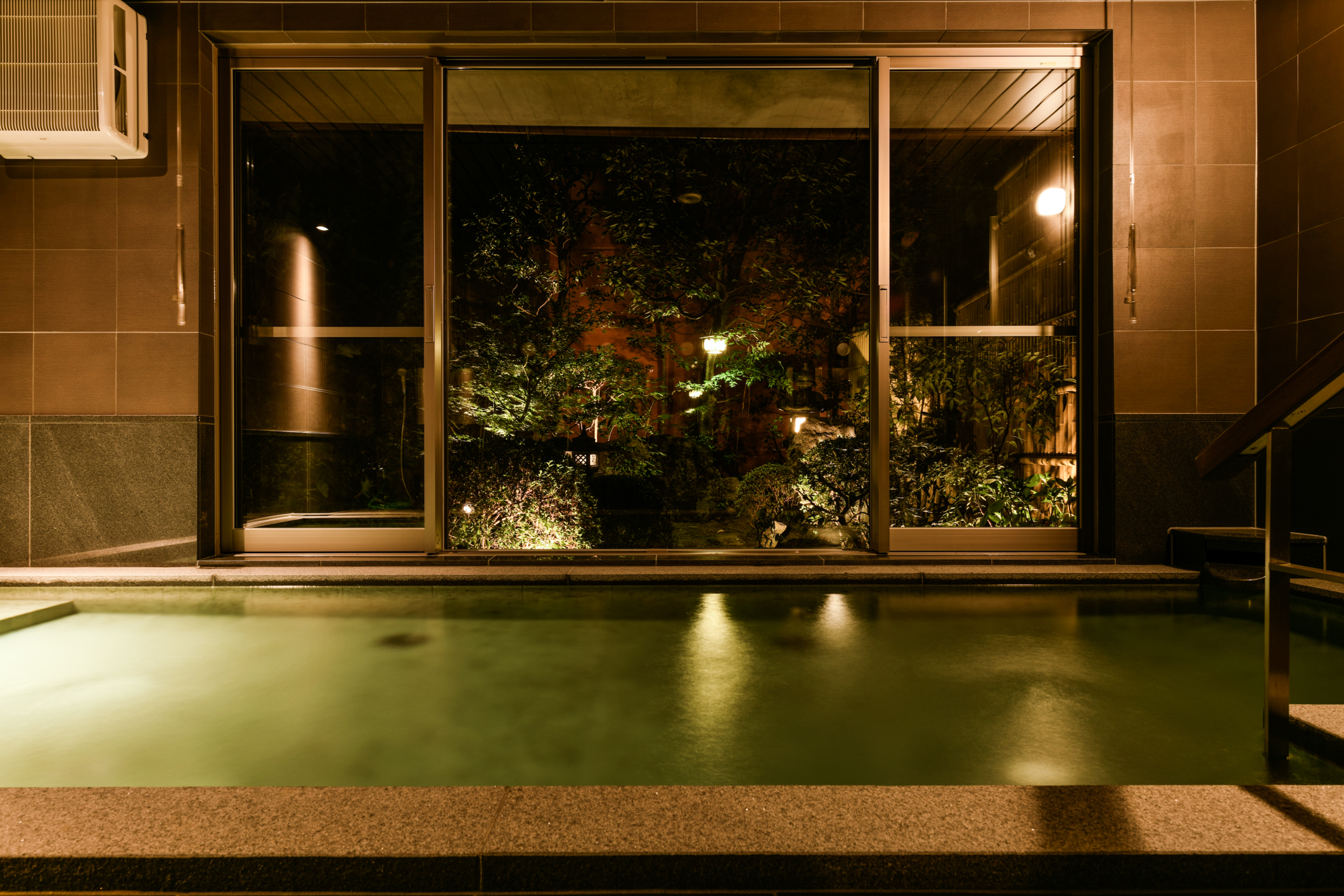 大浴場からの庭の眺望（夜）