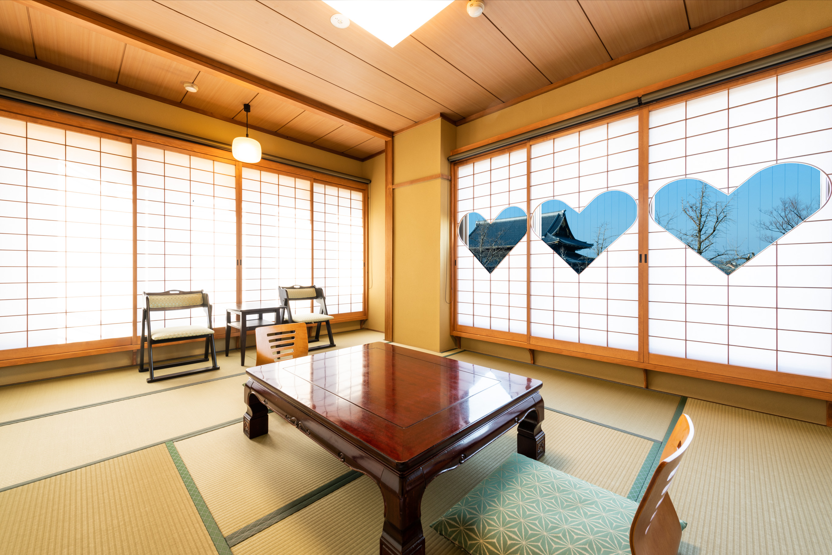 窓から 東本願寺を眺めるお部屋猪目障子 限定2部屋（10畳バス・トイレ付）■