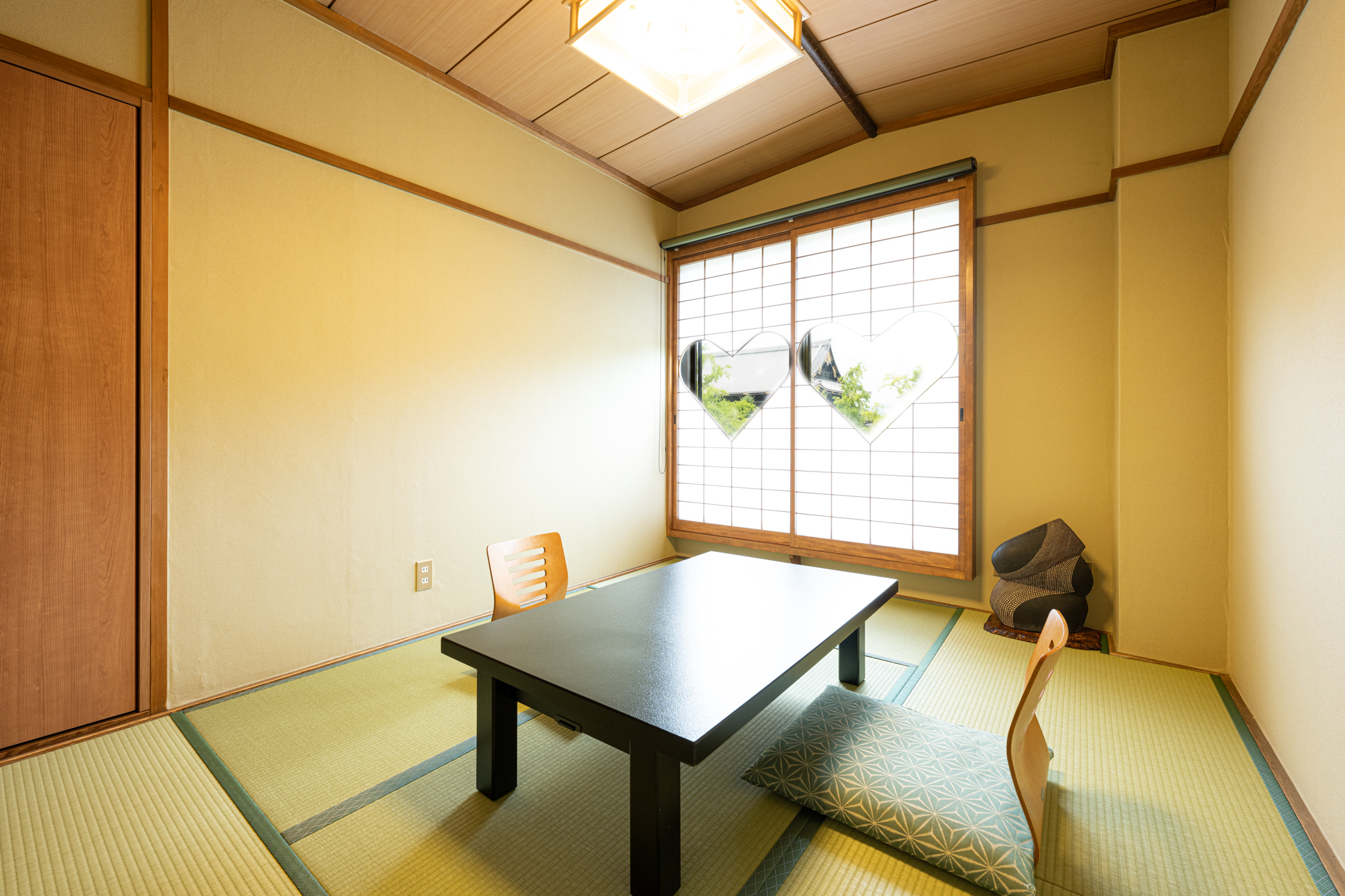 窓から 東本願寺を眺めるお部屋猪目障子 限定2部屋（6畳バス・トイレ付）