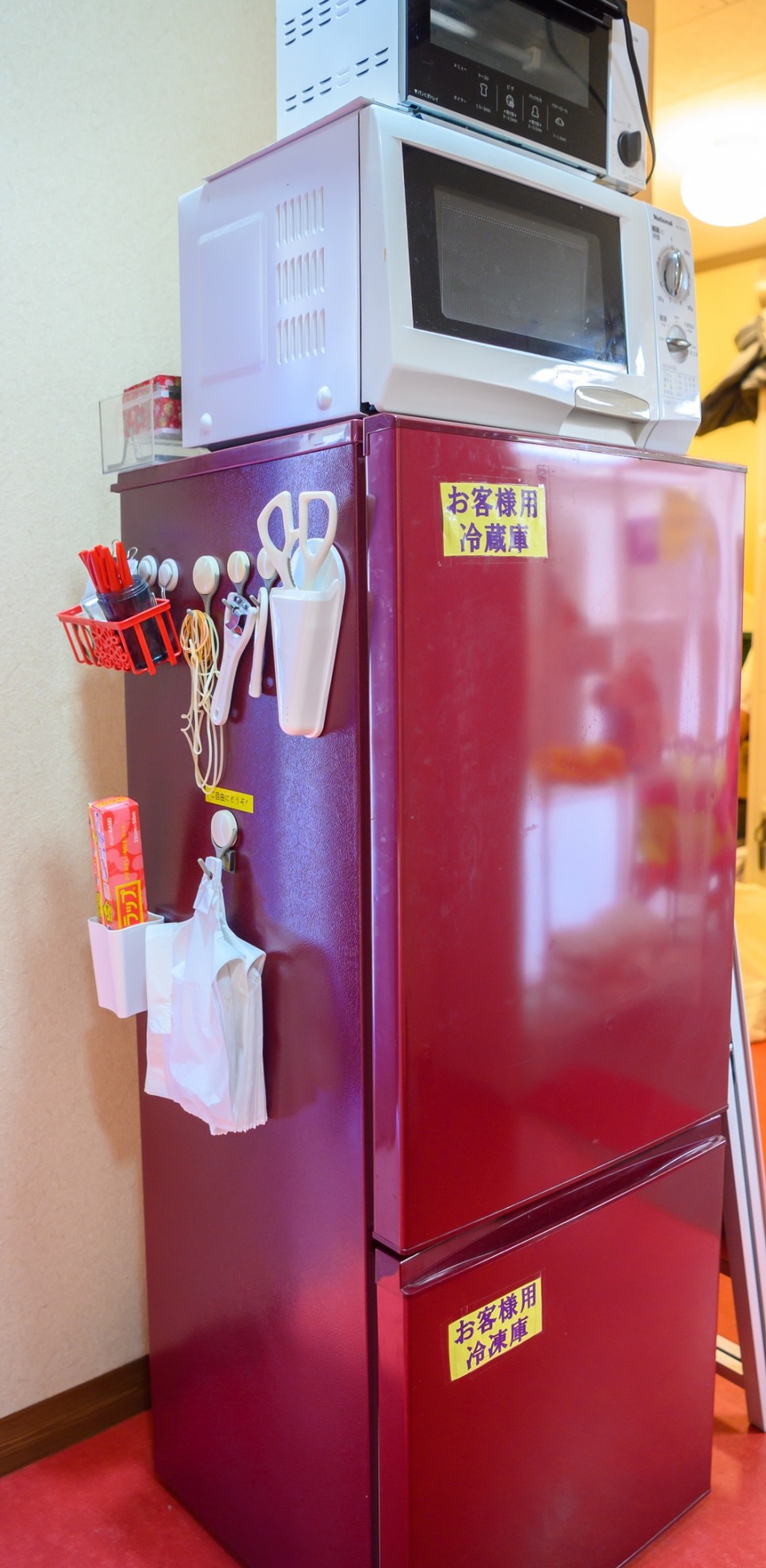 共同の冷凍冷蔵庫・電子レンジ・トースター　　貸出:ハサミ、栓抜き、ラップ等