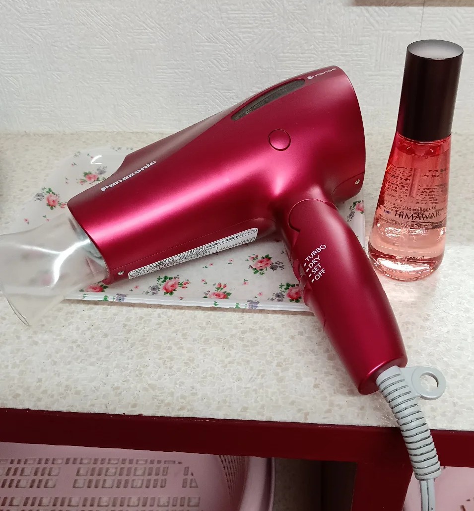 女性の脱衣所　ヘアオイルもあります