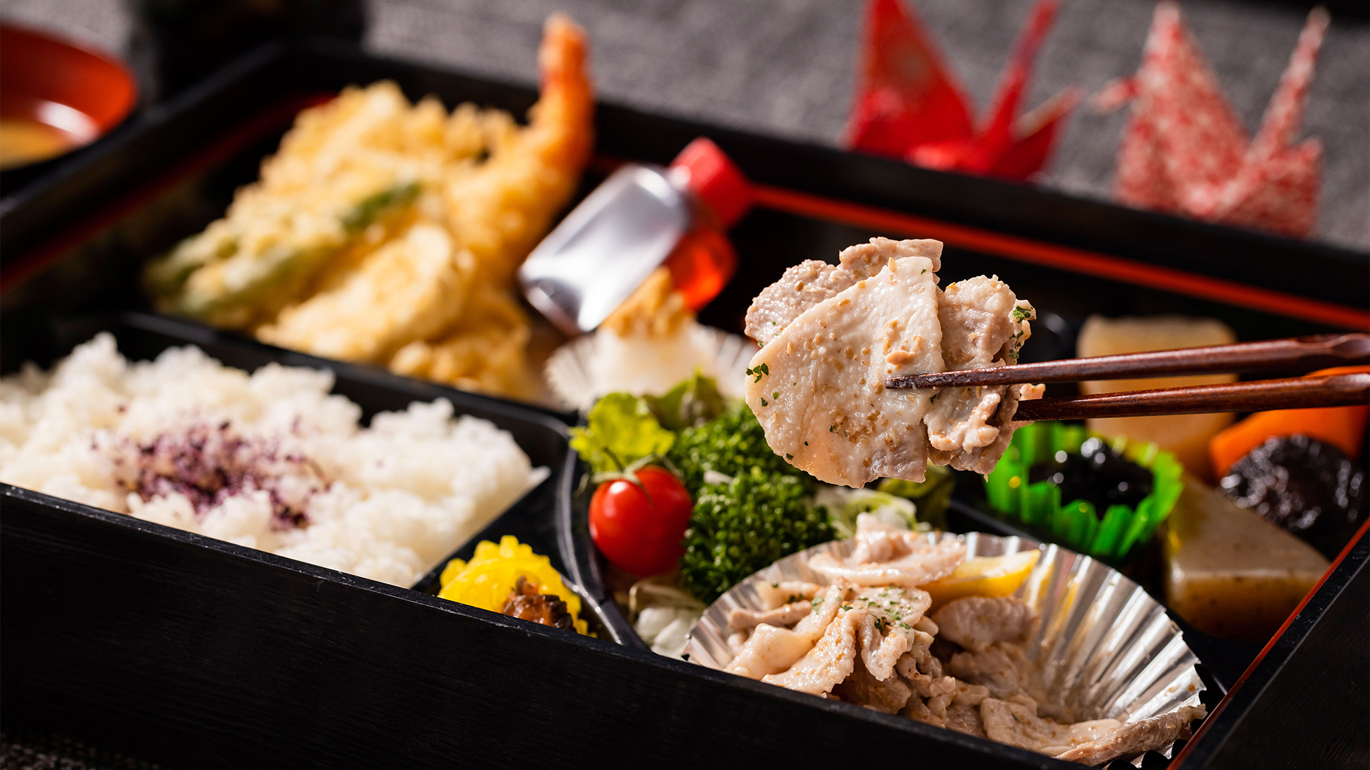 茨城3大ブランド肉でもある「ローズポーク」使用。肉質柔らかで、噛むほどに豚の本来の甘みが広がります。