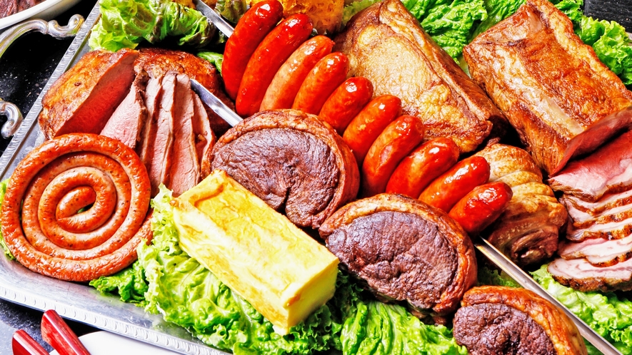 【夕食】人気のランプ肉もぜひご賞味ください。