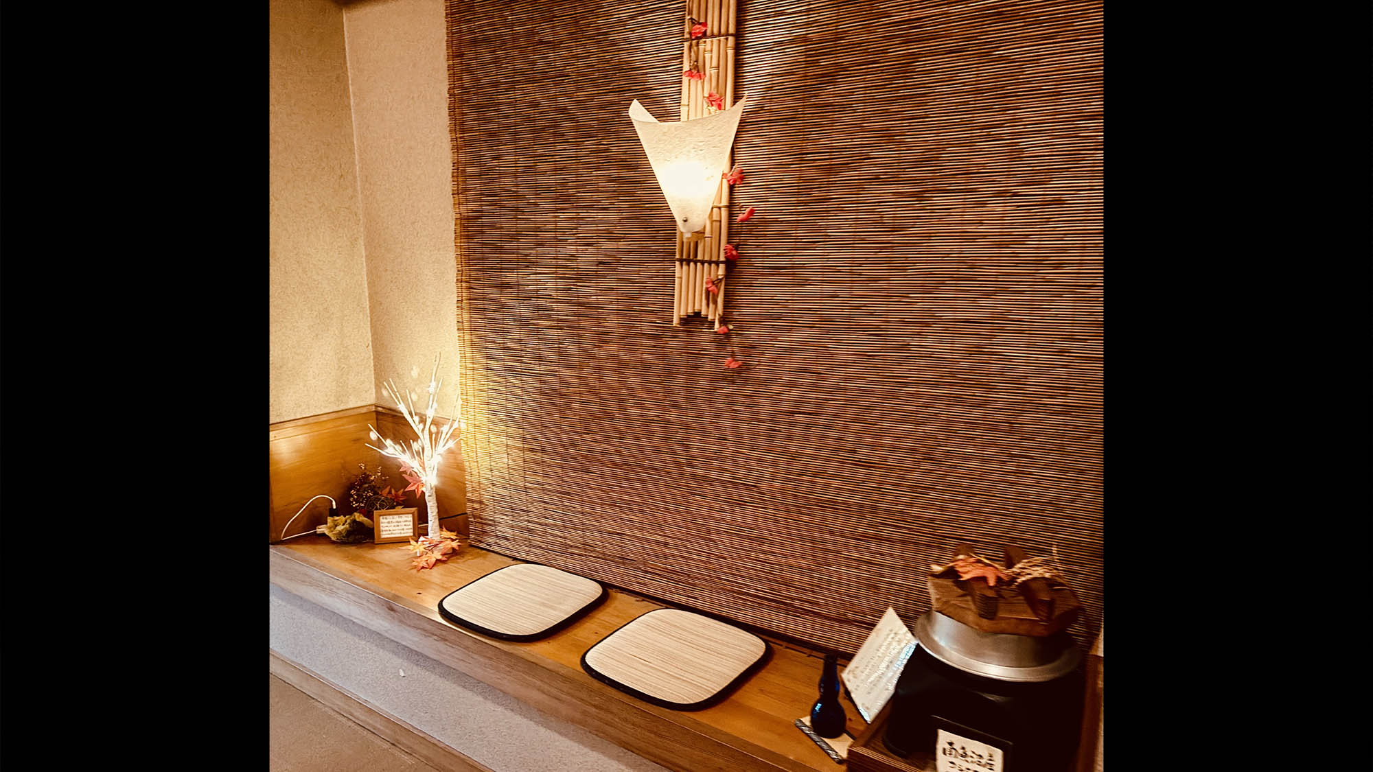 ・【内観】落ち着く空間でそっと腰を下ろしてひと休みしていただけます