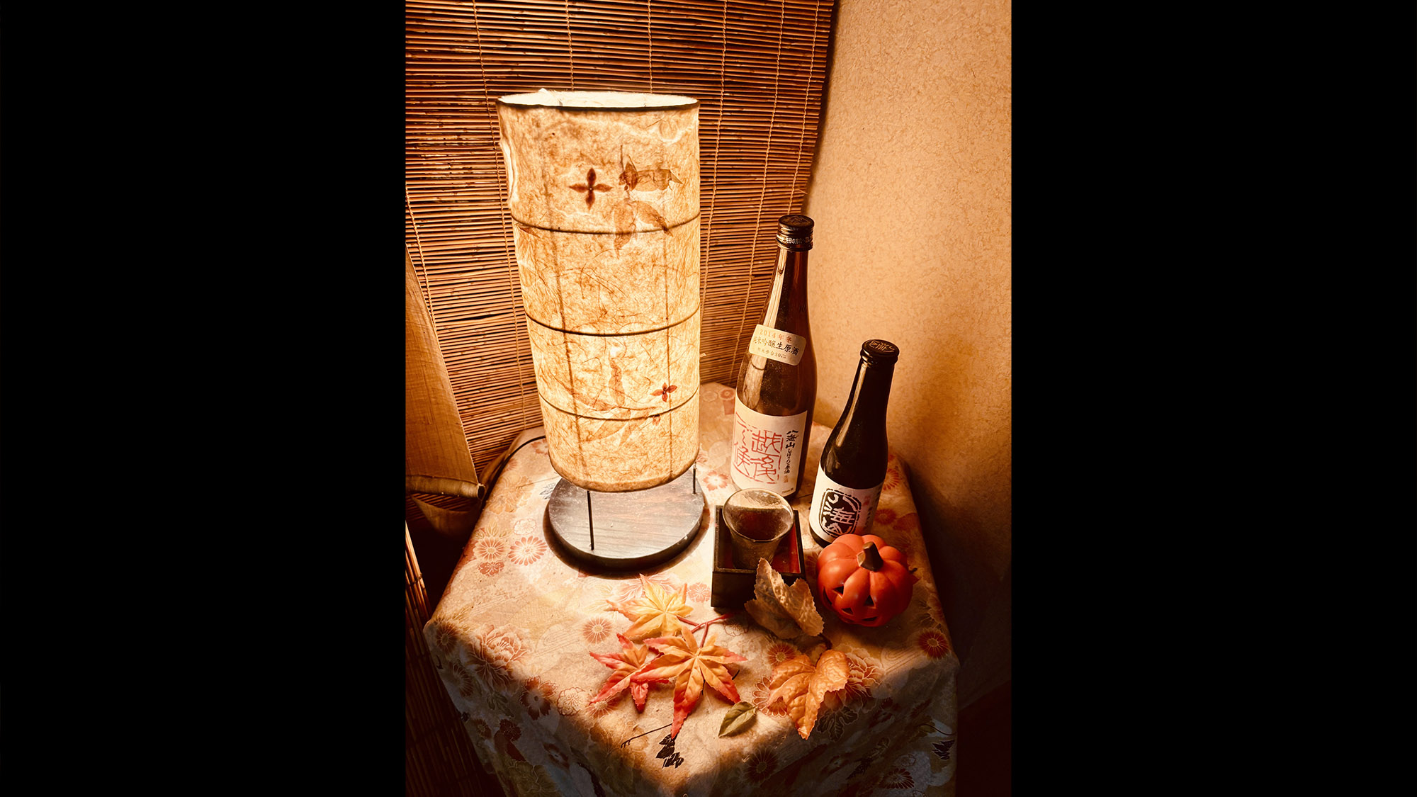 ・【内観】和紙灯りに映える紅葉と地酒。いろは亭の秋をお楽しみください