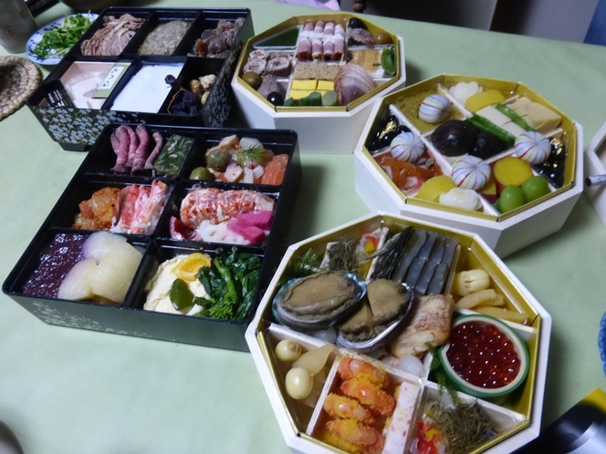 今年も、横浜に住む娘から、豪華な「お節料理」が届けられました