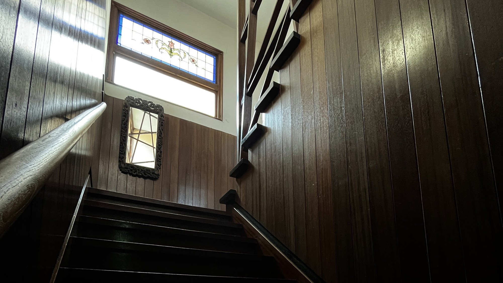 館内_新館2Fへの階段_この階段の造りも今はない造り *