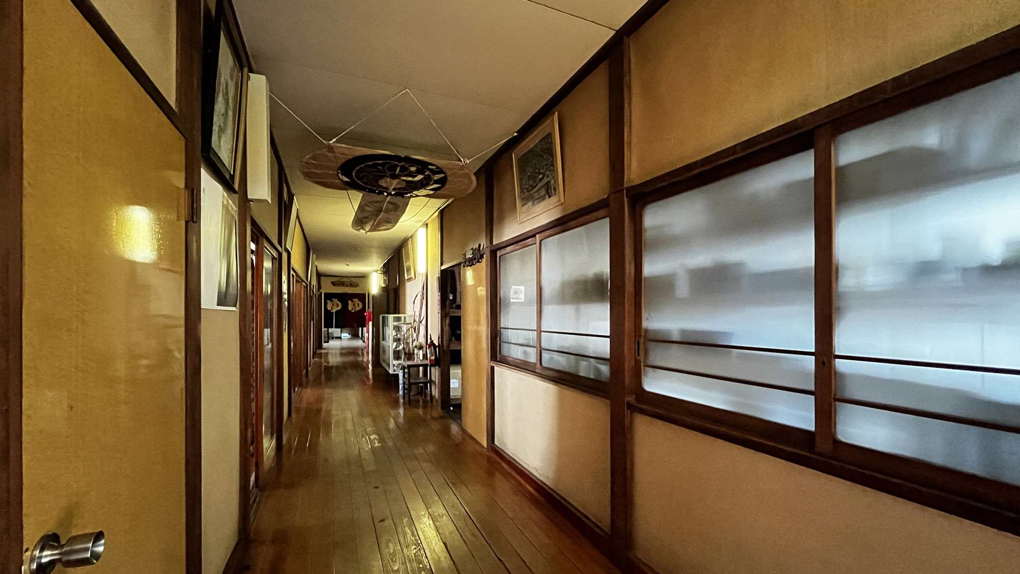 館内_廊下_軋む床も雰囲気抜群 *