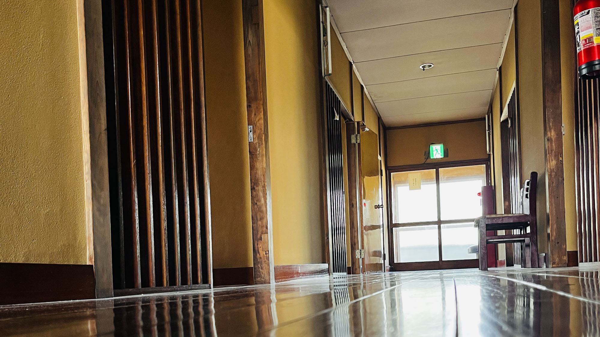 館内_新館2F廊下_ピカピカの板張りの新館2階廊下 *