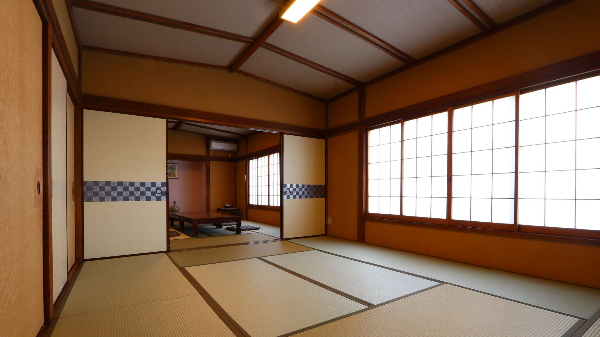 客室_新館2F_10畳二間T付_ねがかり *