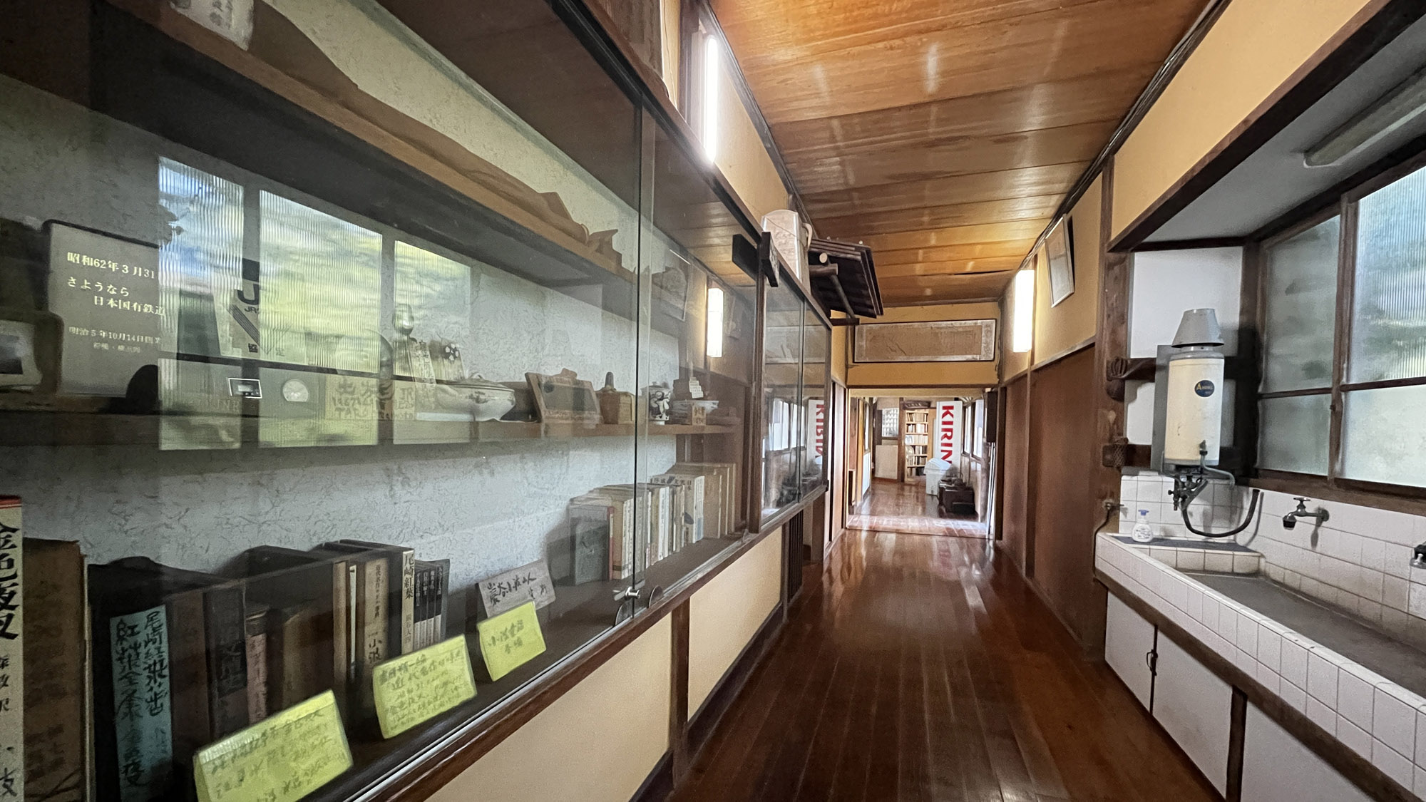 館内_廊下_当館の歴史も飾ってあります *