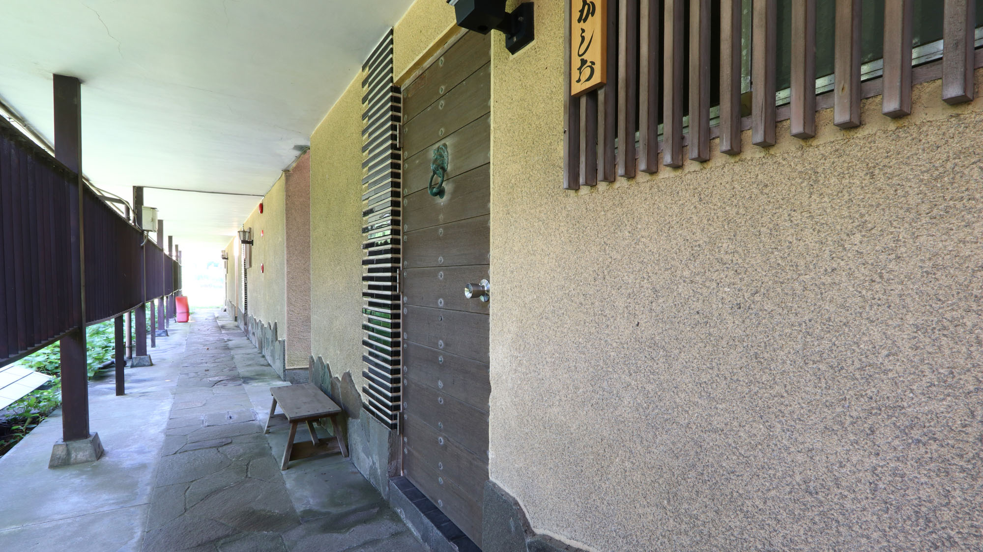 館内_離れ廊下 *