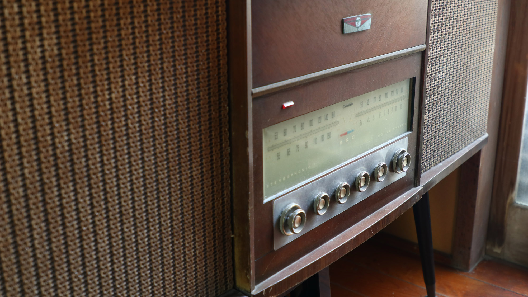 館内_レトロイメージ_昭和の懐かしいオーディオ。置物としています*