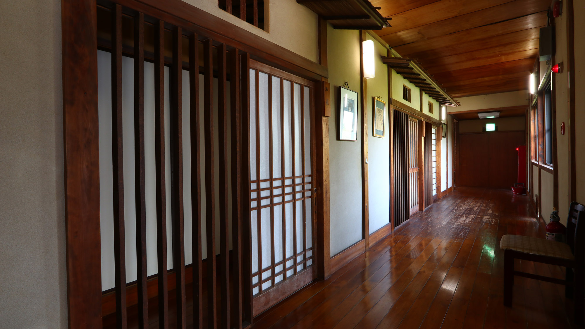 館内_本館2F廊下_昔の旅館ならではの造り*