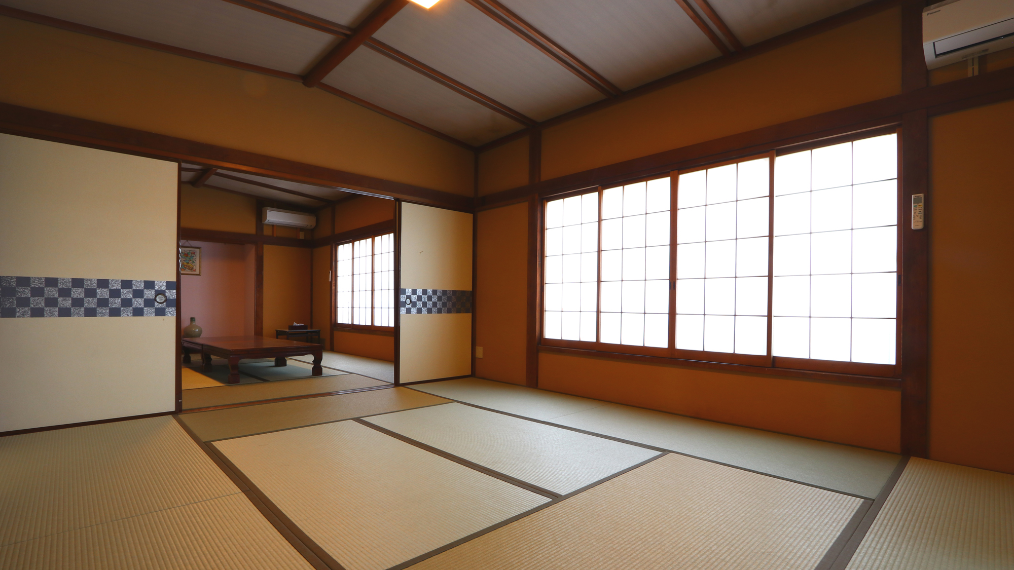 客室_新館2F_10畳二間T付_ねがかり *