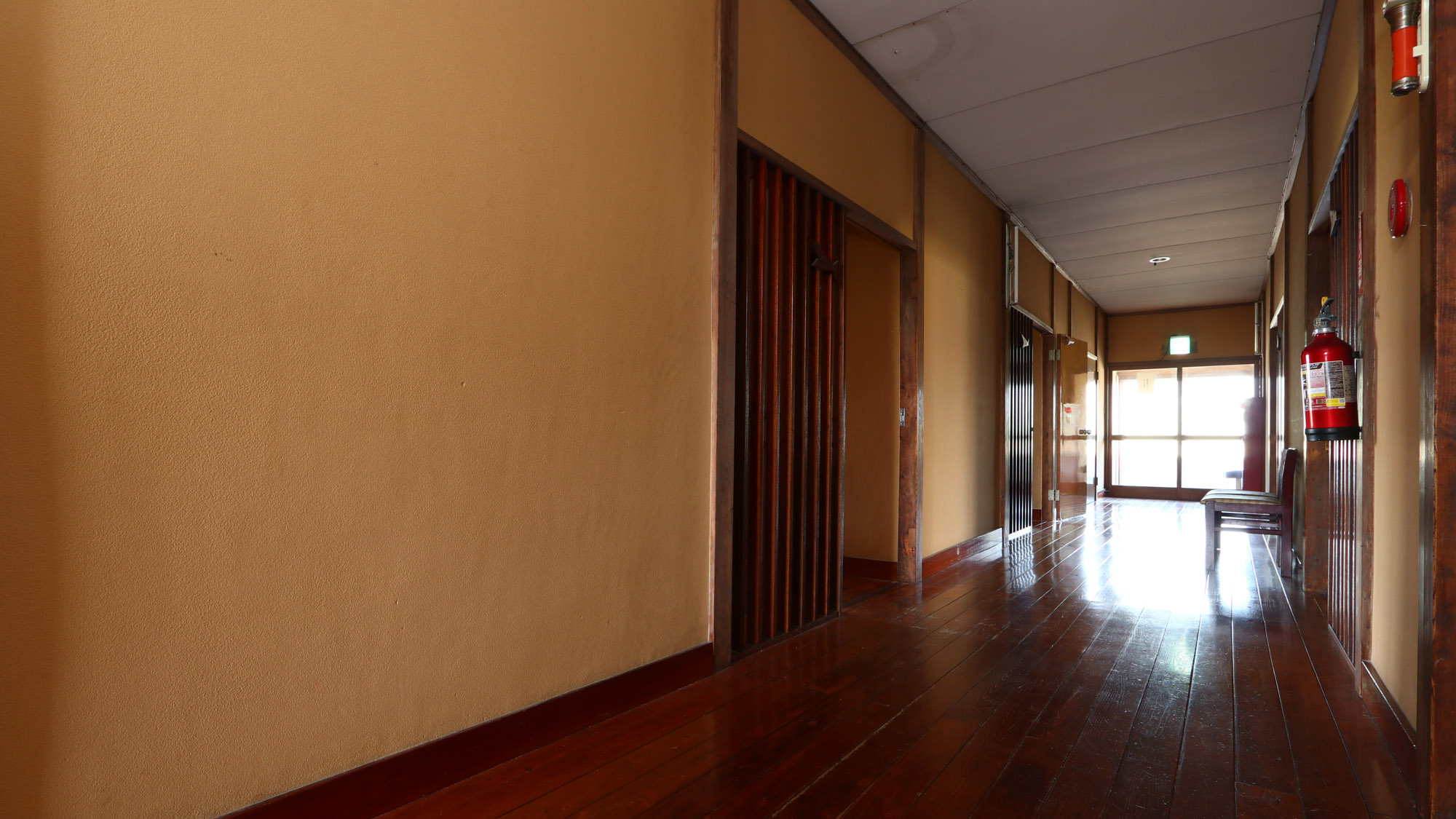 館内_新館2F廊下_ピカピカの板張りの新館2階廊下 *