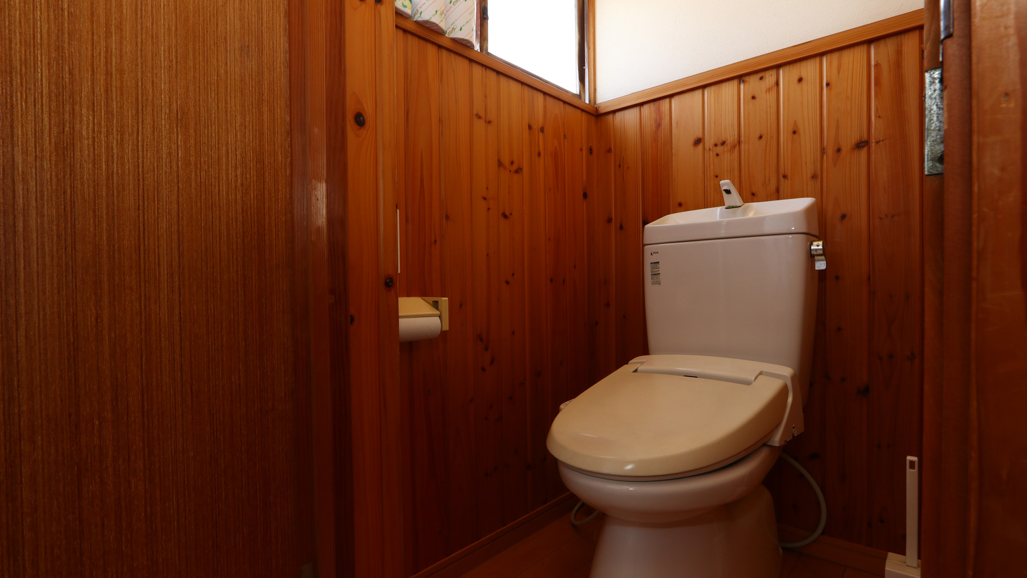 館内_新館2F_共用男子トイレ_水回りはきれいに最新にしています *