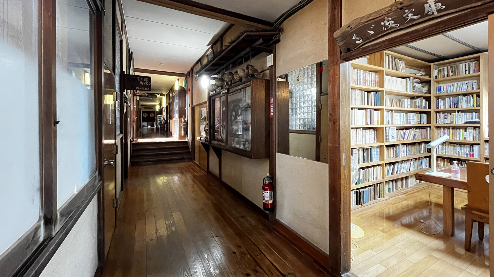 館内_廊下_宿泊者は誰でも利用可能な「さざ波文庫」 *