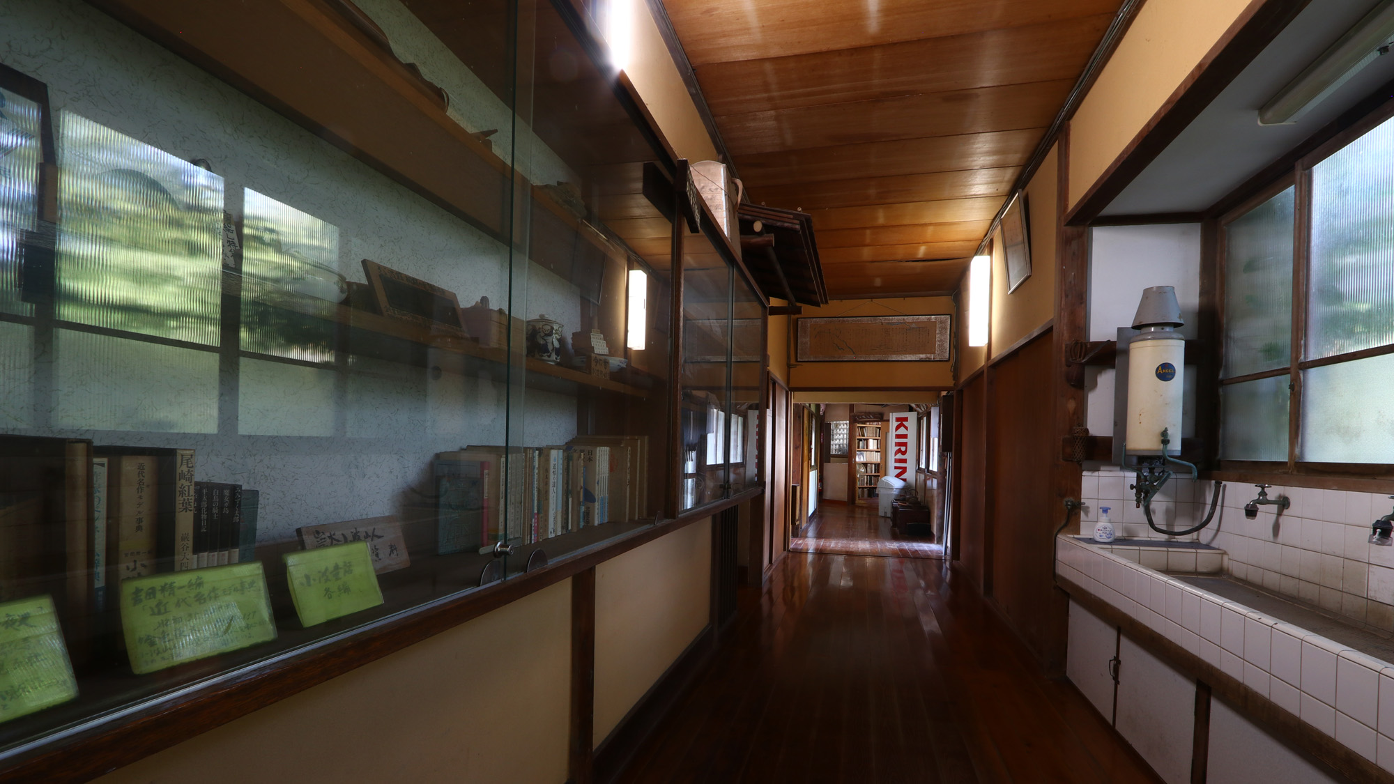 館内_廊下_当館の歴史も飾ってあります *