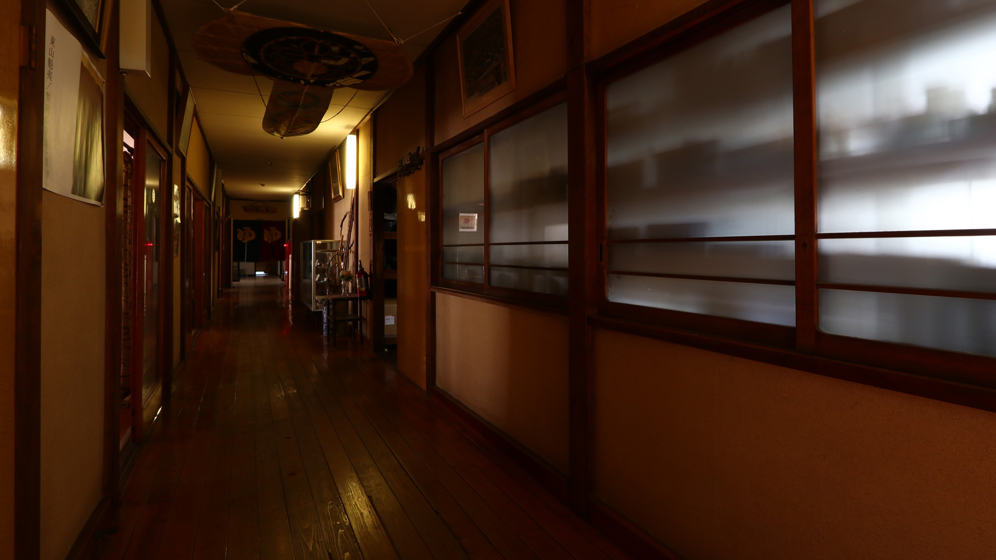 館内_廊下_軋む床も雰囲気抜群 *