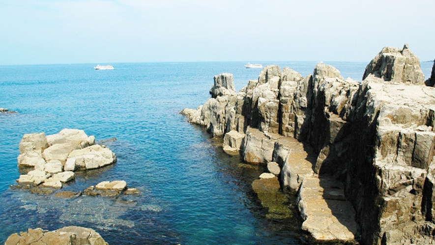 ★海食によって海岸の岩肌が削られ、高さ約25メートルの岩壁が続く『東尋坊』