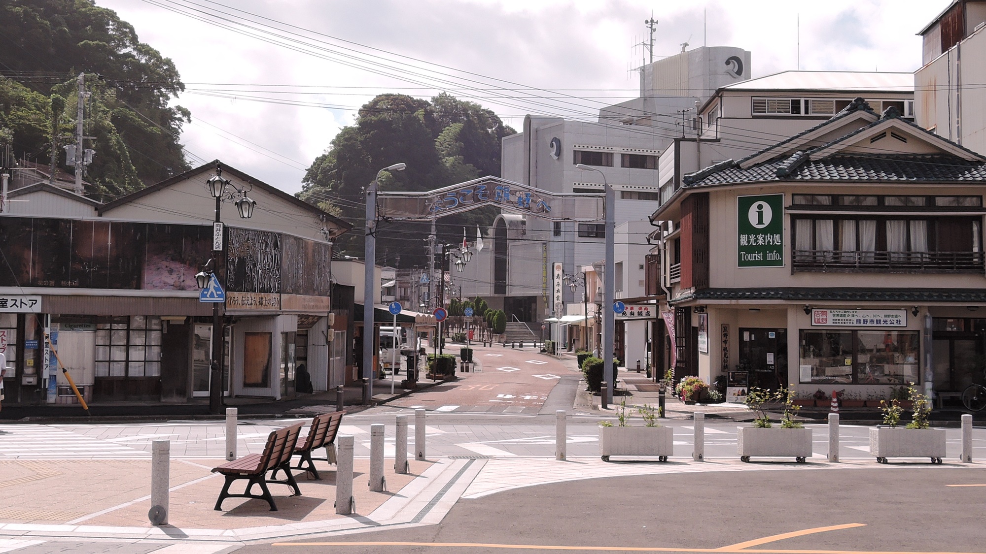 *アクセス②駅を出たら、正面の道を市役所方面へ