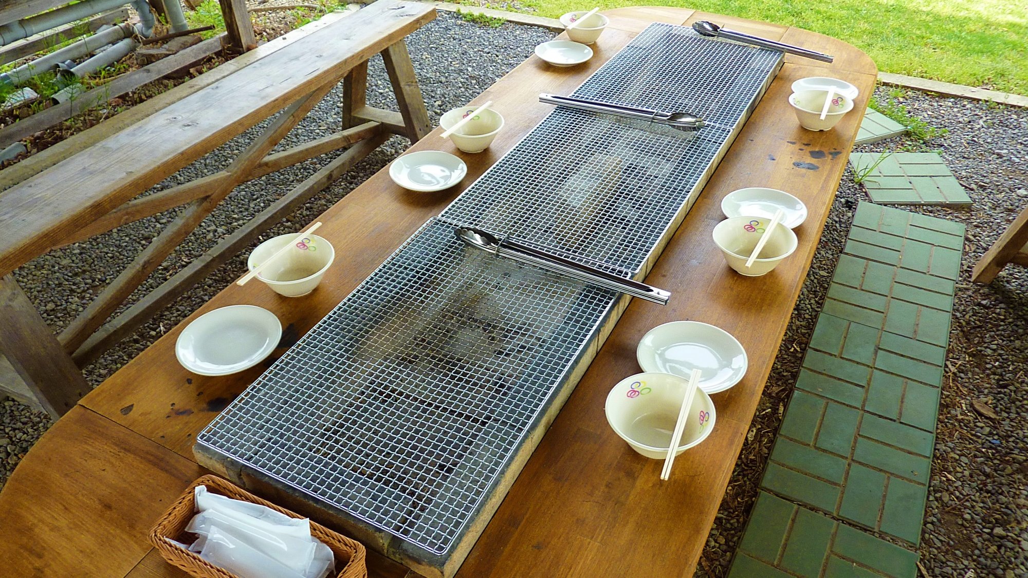 ◎屋根付きで安心♪ひろびろBBQテーブル大人気です！