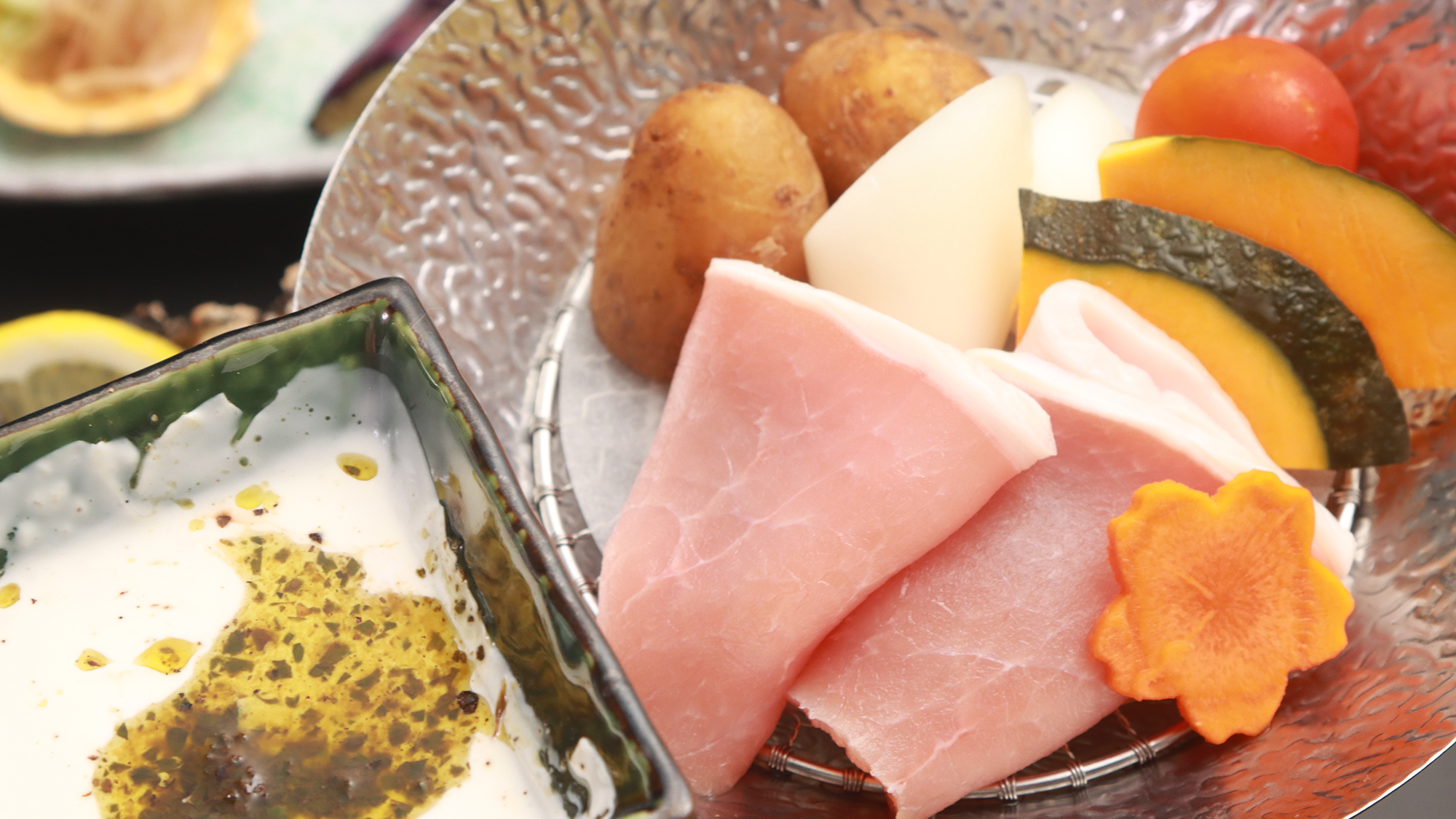 【料理】 夕食　基本コース　春夏　蒸し料理　信州みゆきポークと夏野菜蒸し　バーニャカウダー添え