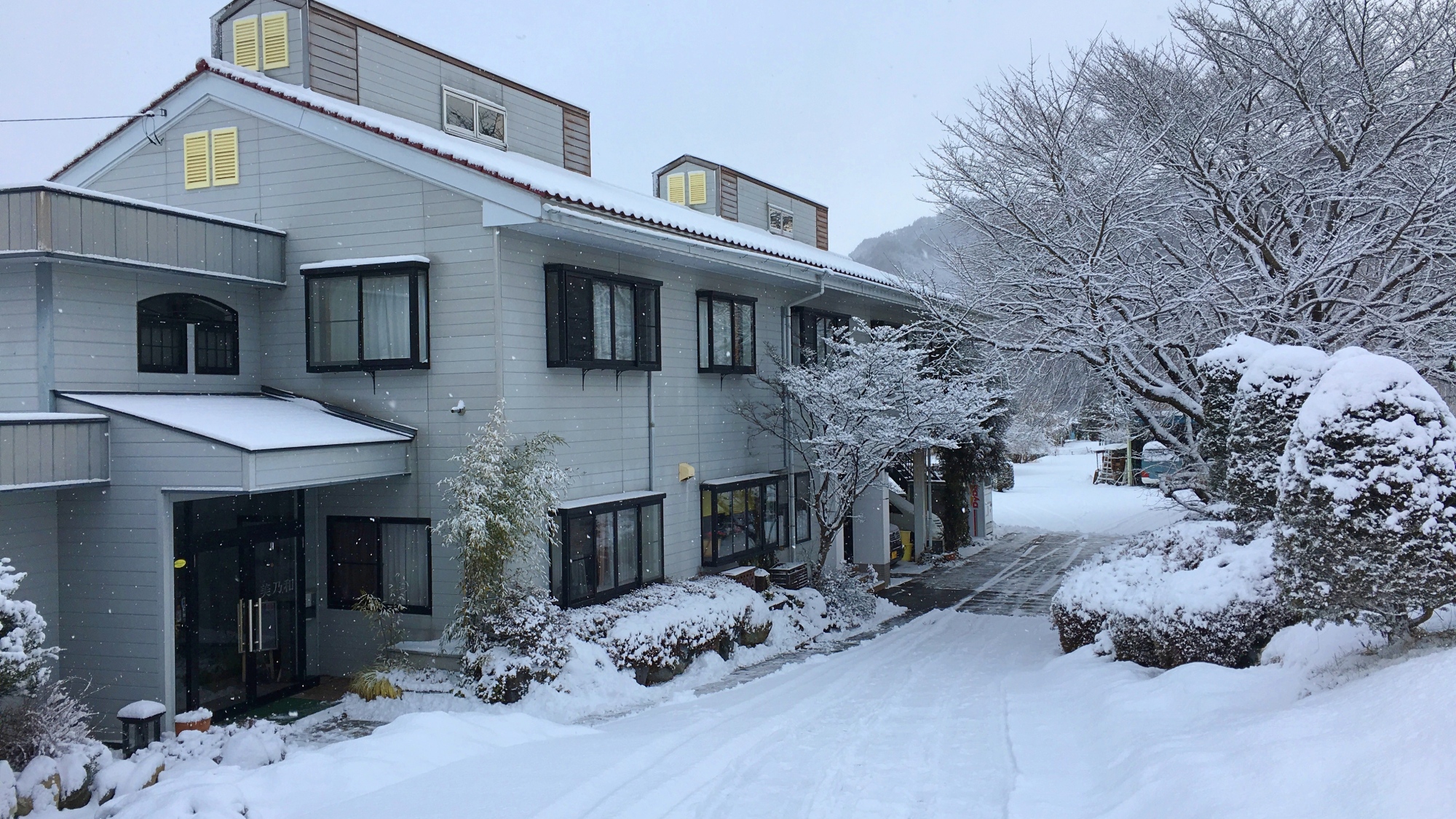 【外観】珍しく雪が積もった冬の様子