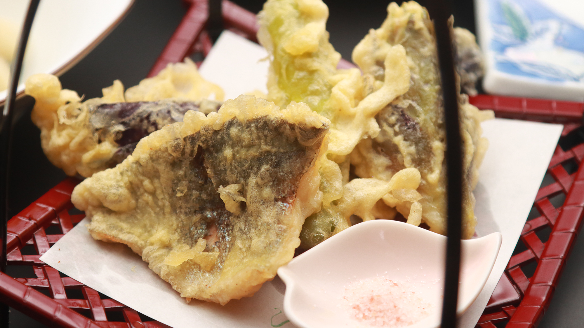 【料理】 夕食　基本コース　季節の野菜の天ぷら　カボチャの花・ナス・虹鱒・みょうが・ししとう