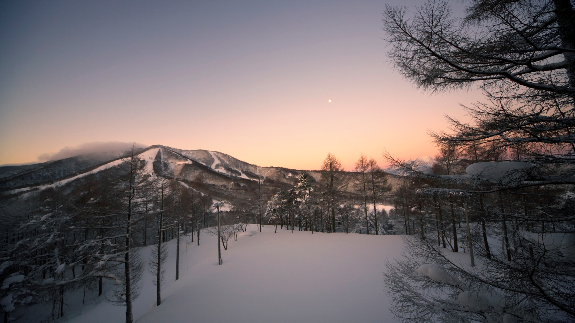 *斑尾高原スキー場/美しい夕暮れの景色です。